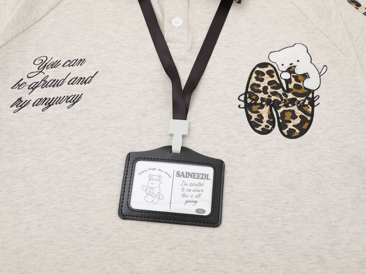Polo léopard avec broderie ours cartoon et détail cordon porte-carte d’identité