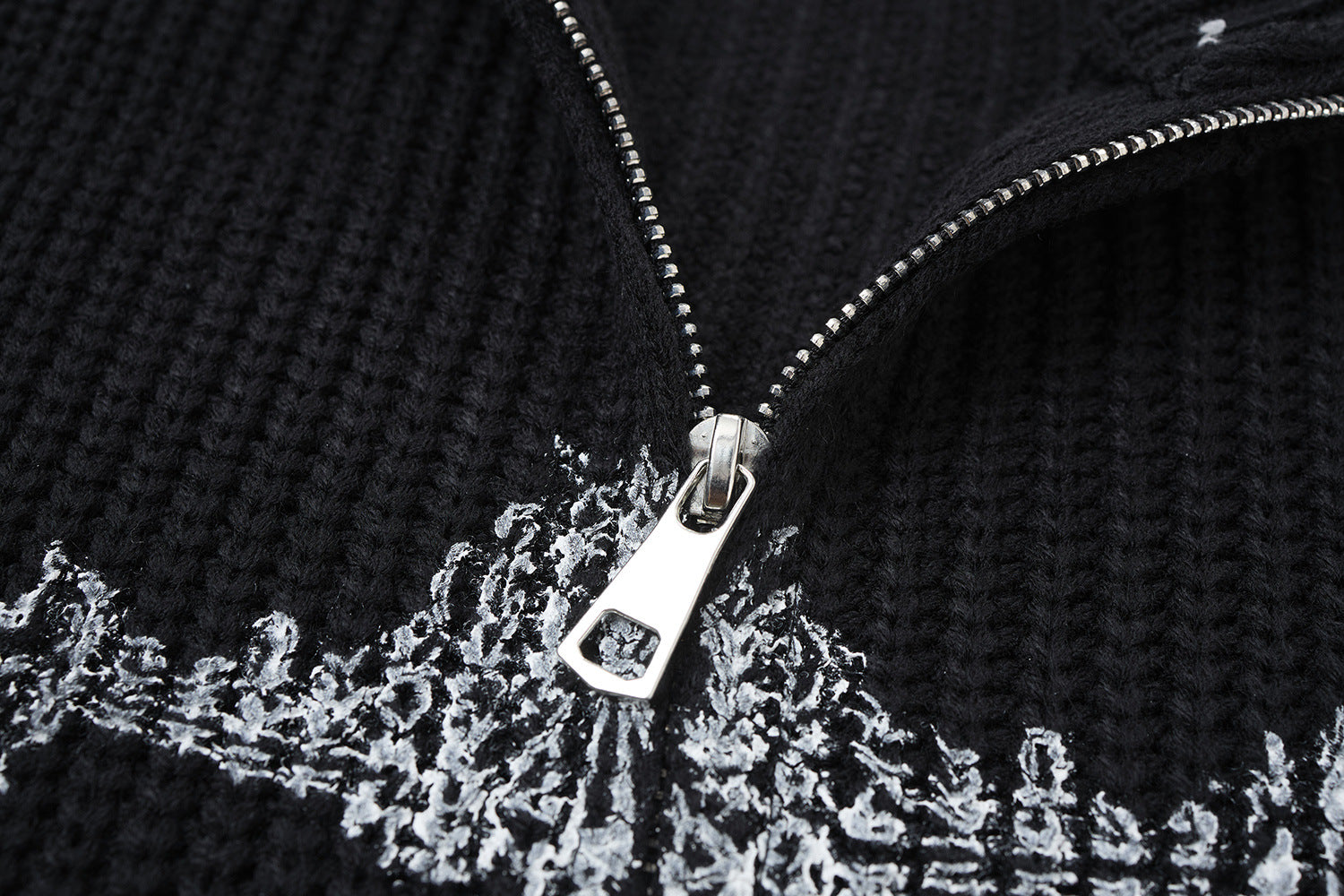 Pull col montant zippé en maille gothique à croix imprimée et effet usé