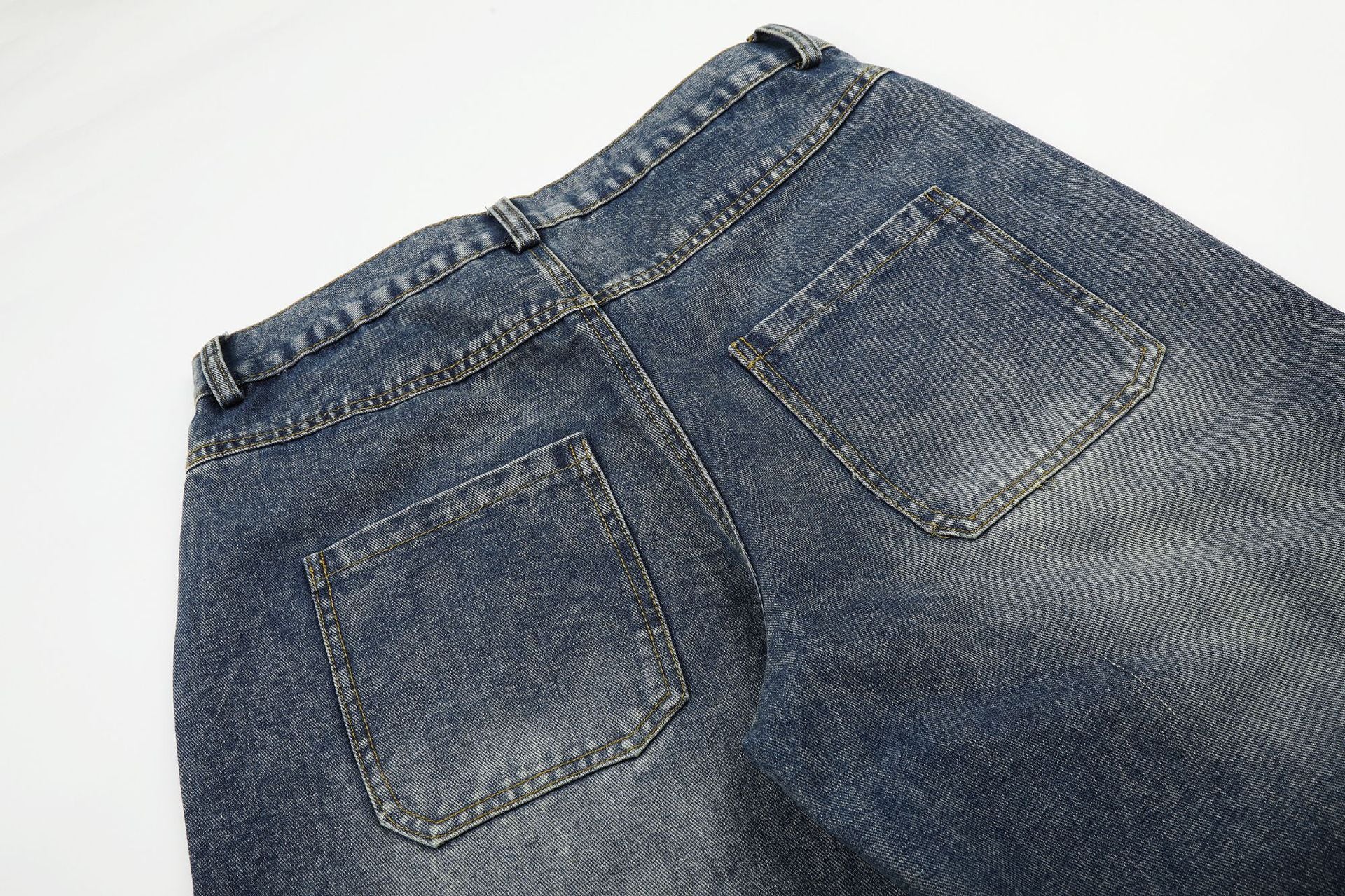 Jean baggy à jambes larges avec ourlet en fausse fourrure, poche à carreaux et broderie