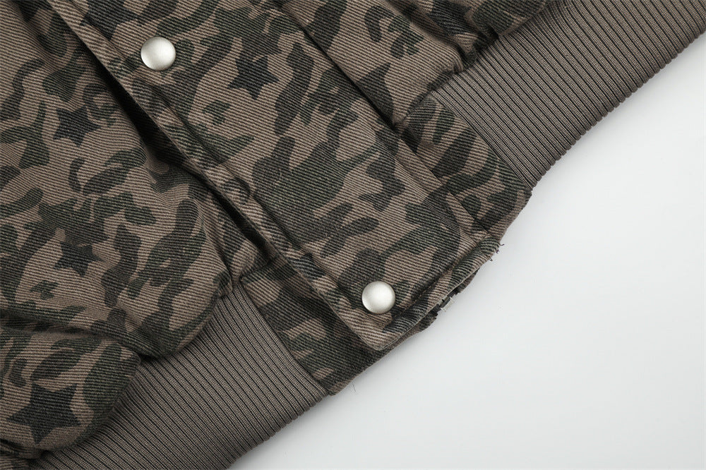 Bomber extragrande de camuflaje con estrellas, capucha de pelo sintético y acolchado – Streetwear