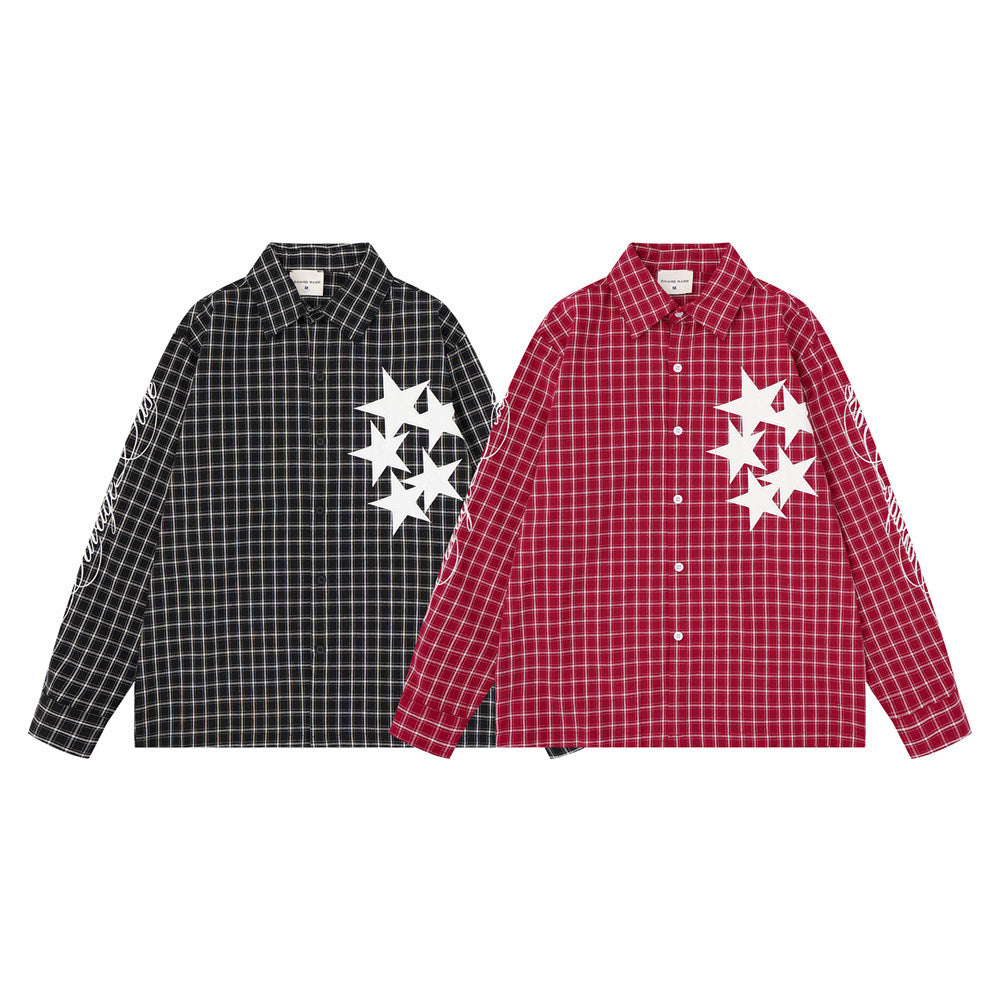 Camisa oversize de cuadros y manga larga con botones, con aplicaciones de parches de estrellas blancas en el pecho, mostrada en tonos rojos y negros