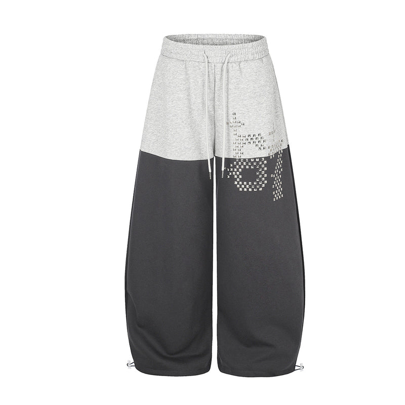 Colorblock-Sweatpants mit weitem Bein in Hellgrau und dunklem Anthrazit, Pixel-Nietenmotiv und gerafftem Beinabschluss