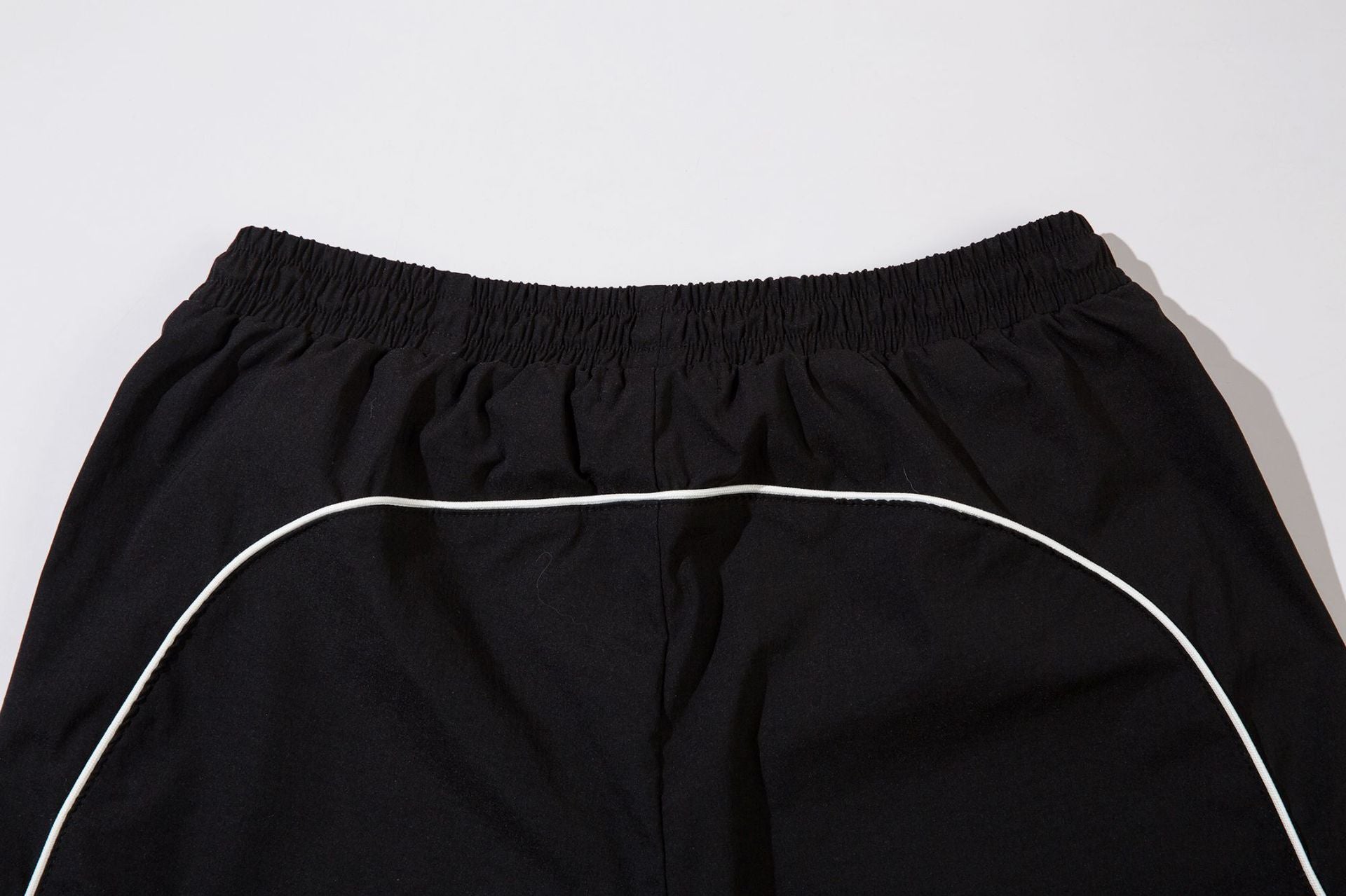 Herren-Trackpants mit kontrastierender Paspel und Colorblock-Seiteneinsätzen