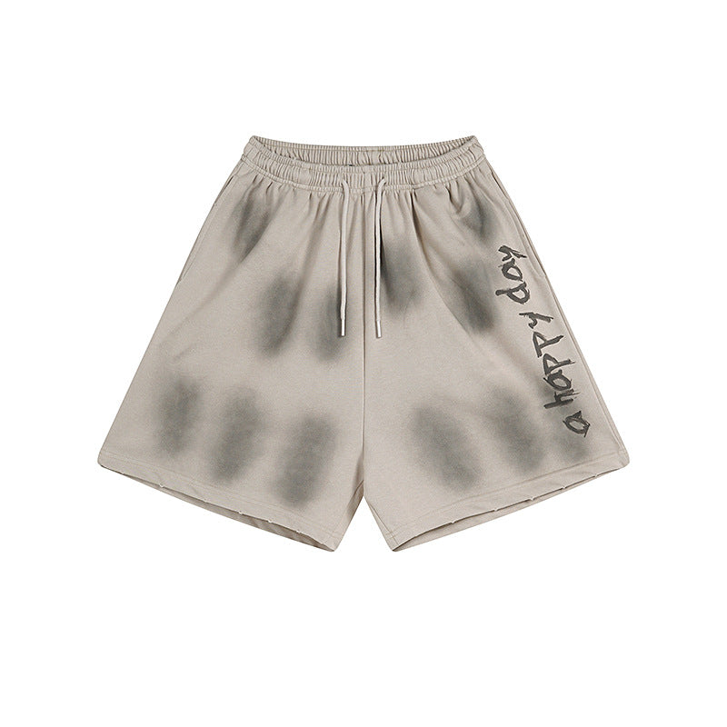 Baggy-Sweatshorts für Herren in verwaschenem Beige mit Sprühschatten-Print und vertikalem „a happy day“-Grafikprint am Bein