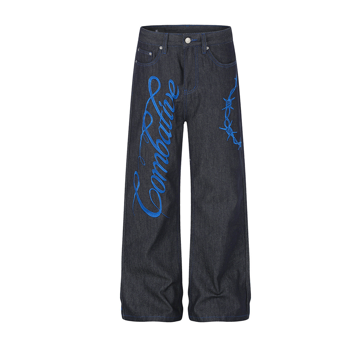 Jean baggy indigo foncé à jambes larges avec inscription cursive brodée bleue et motifs de barbelés sur l’empiècement avant de la jambe