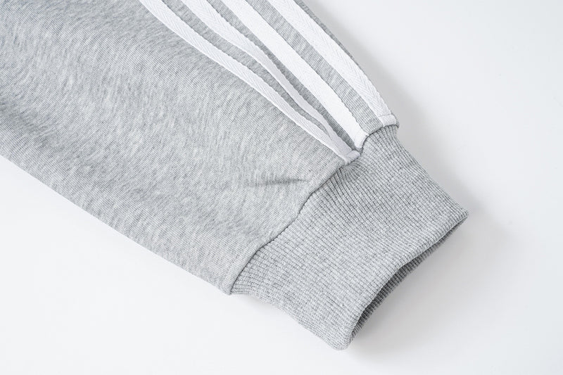 Ensemble veste de survêtement rétro à trois bandes et pantalon large avec écusson brodé