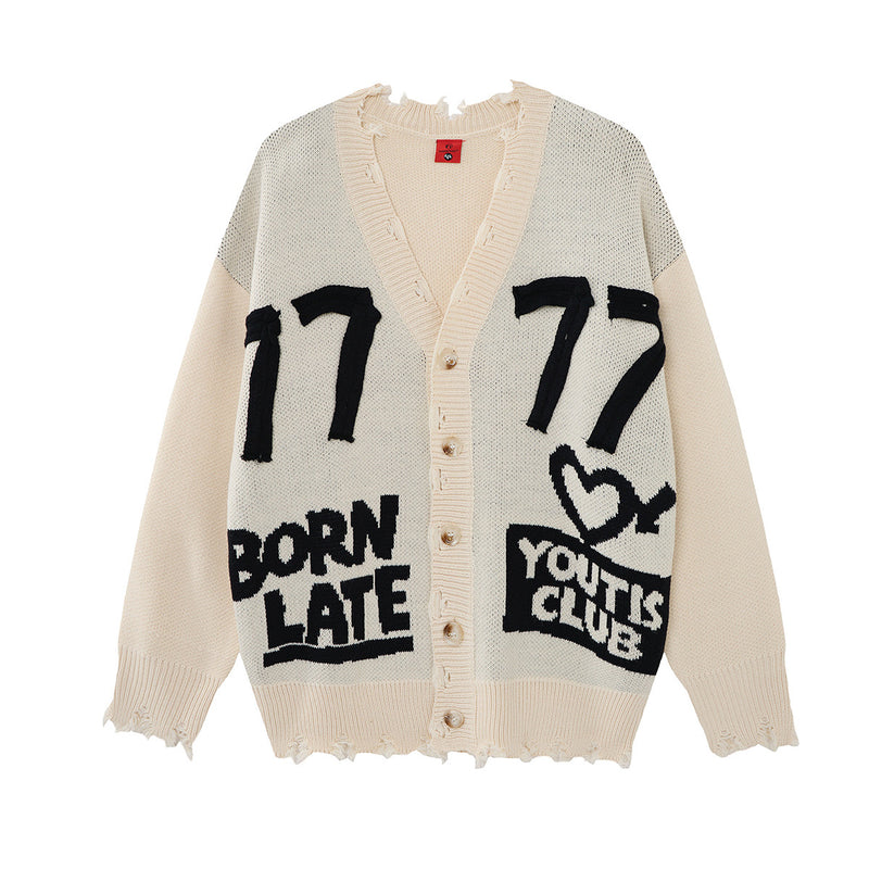 Cardigan oversize Born Late 77 en maille jacquard délavée crème, lettrage graphique noir et effilochage à bords bruts