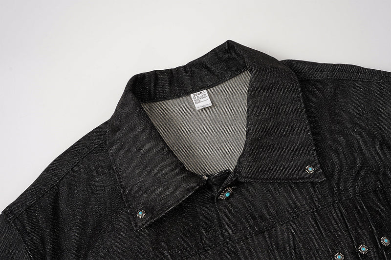 Veste en denim noir à devant plissé, fermetures à agrafes métalliques et clous turquoise