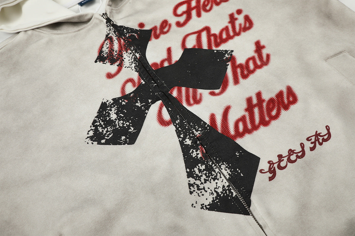 Sudadera desgastada con cremallera, gráfico de cruz y estampado de letras