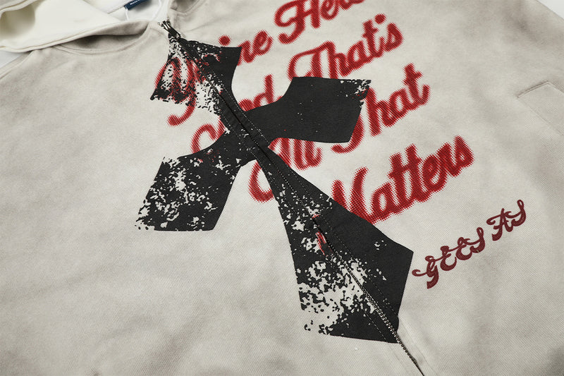 Sudadera desgastada con cremallera, gráfico de cruz y estampado de letras