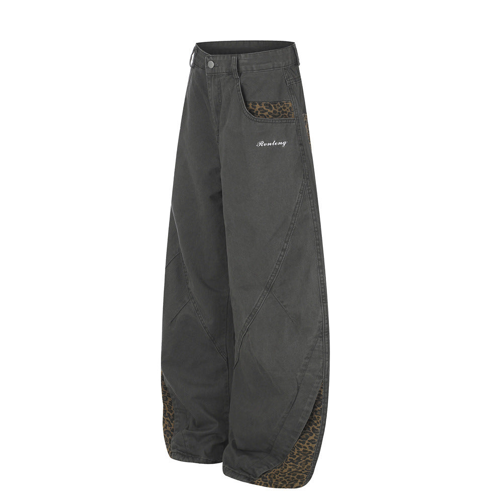 Pantalones de Pierna Ancha con Patchwork de Leopardo – Corte Baggy Deconstruido y Bajo Curvado