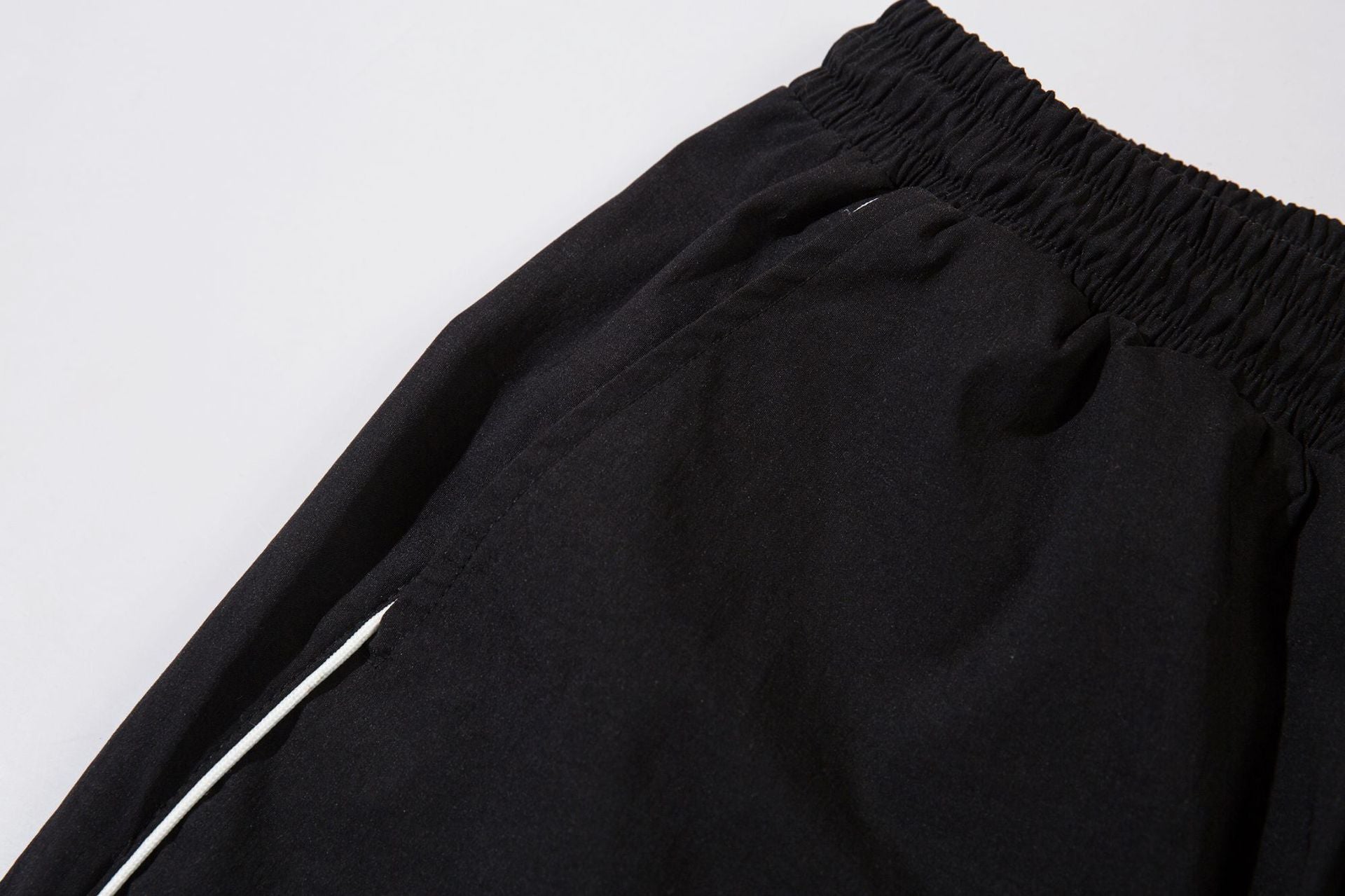 Herren-Trackpants mit kontrastierender Paspel und Colorblock-Seiteneinsätzen