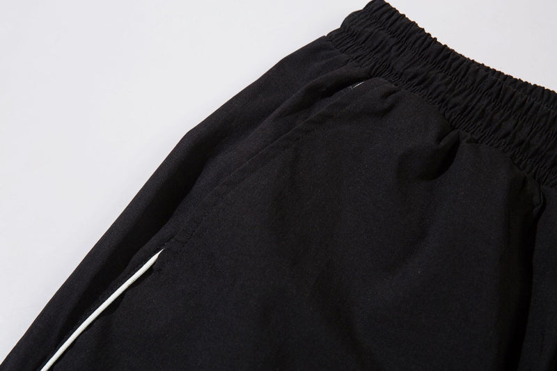 Herren-Trackpants mit kontrastierender Paspel und Colorblock-Seiteneinsätzen
