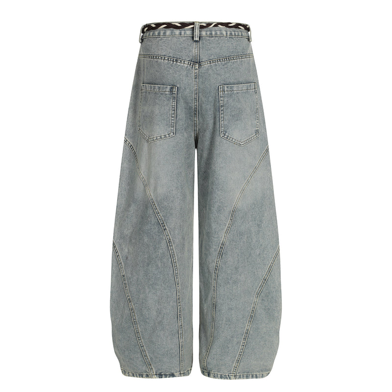 Vaqueros barrel de pierna ancha – Denim lavado con patchwork deconstruido y cinturón trenzado