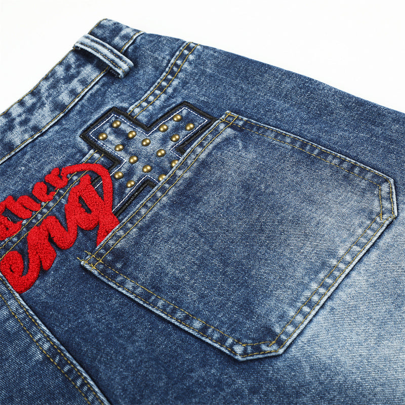 Jean homme wide leg délavé à l'acide avec broderie rouge en écriture manuscrite