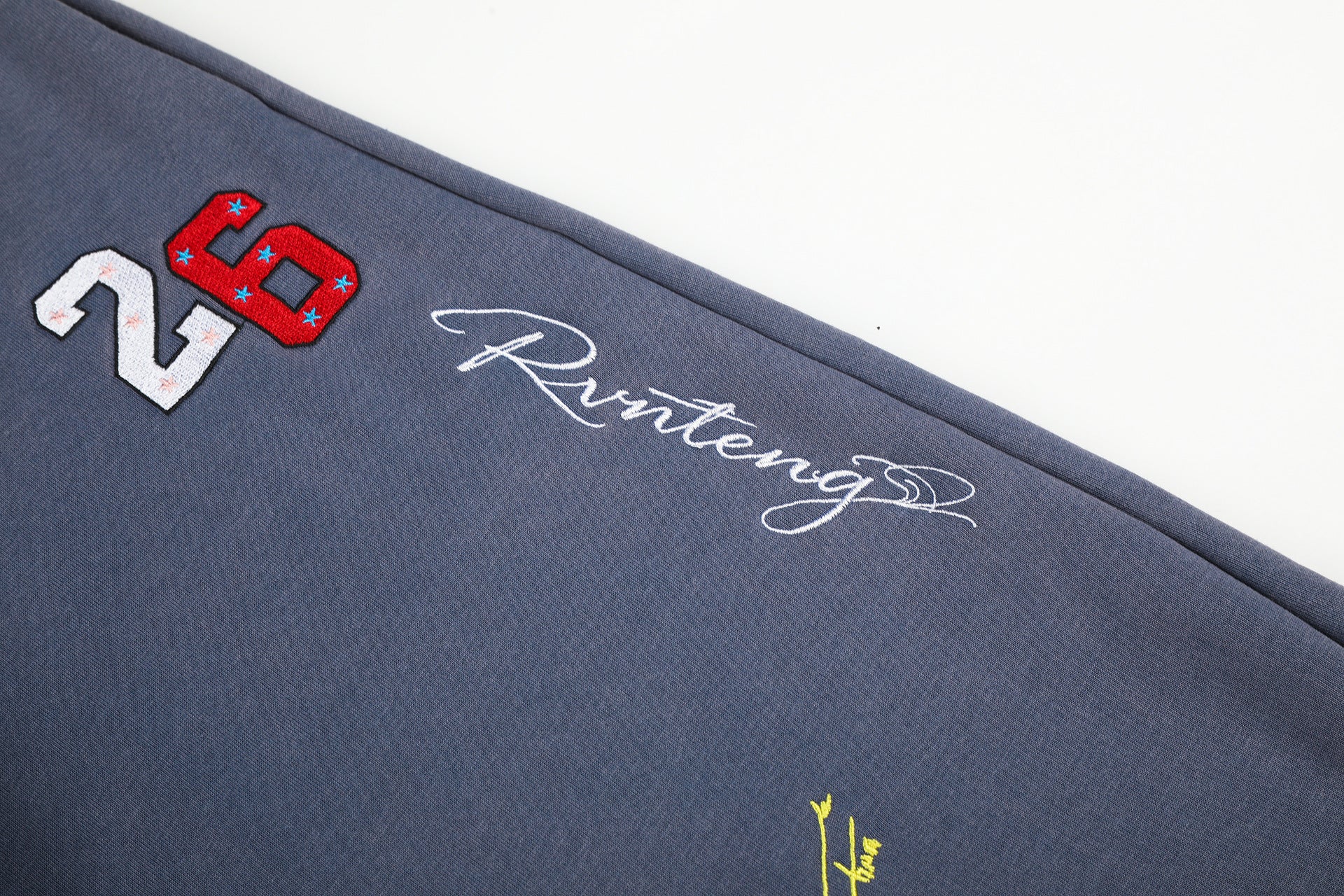 Pantalon de survêtement à jambes larges avec broderies graffiti signature et numéro 26