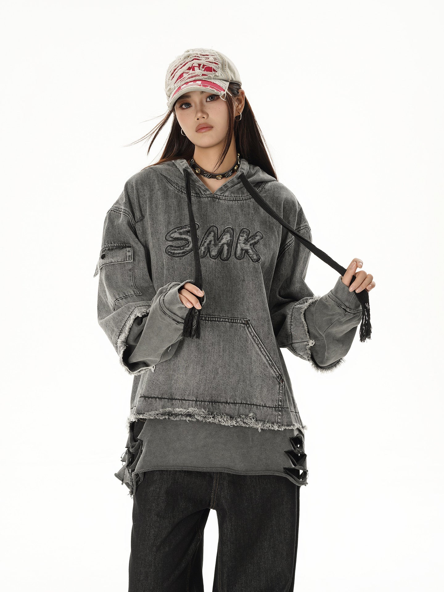 Sweat à capuche en denim délavé et déchiré – Broderie SMK, ourlet brut et détails usés