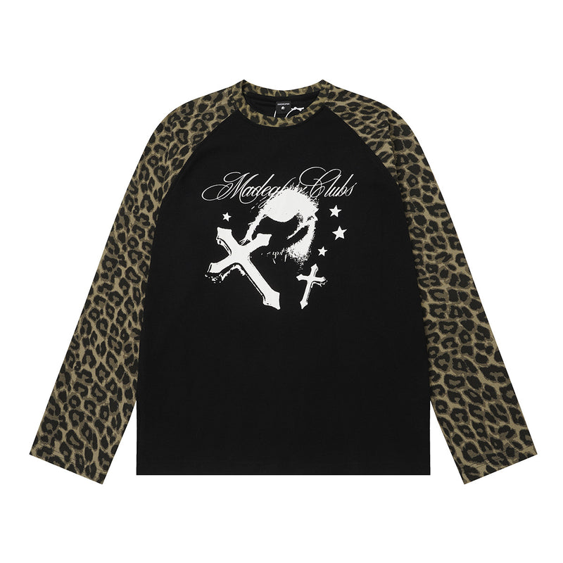 Langarm-Raglan-Shirt mit kontrastierenden Leopardenprint-Ärmeln und gotischem Kreuz-Print auf schwarzem Rumpf