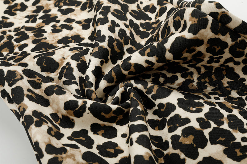 Pantalon à jambes larges imprimé léopard avec motifs lèvres et graffiti — Style street décontracté
