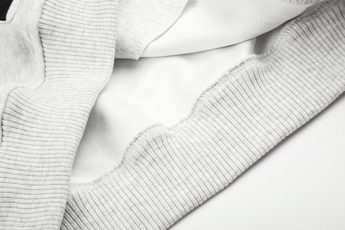Sudadera gris corta con cremallera, gráfico anime y detalle de anillas metálicas
