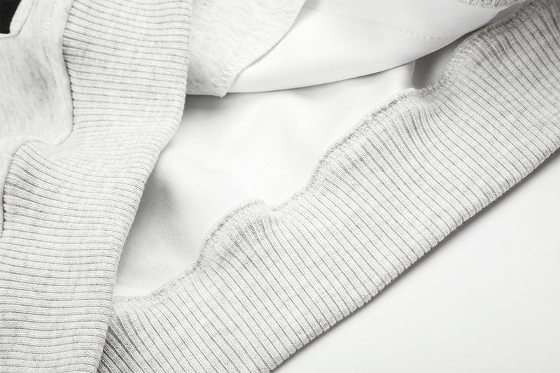 Sudadera gris corta con cremallera, gráfico anime y detalle de anillas metálicas