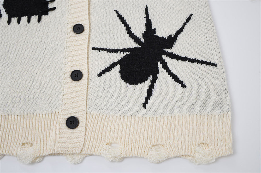 Cárdigan de punto con araña y cruz – Cuello de pico, bajo desgastado y pespuntes en contraste