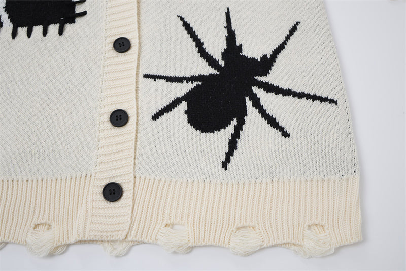 Cárdigan de punto con araña y cruz – Cuello de pico, bajo desgastado y pespuntes en contraste