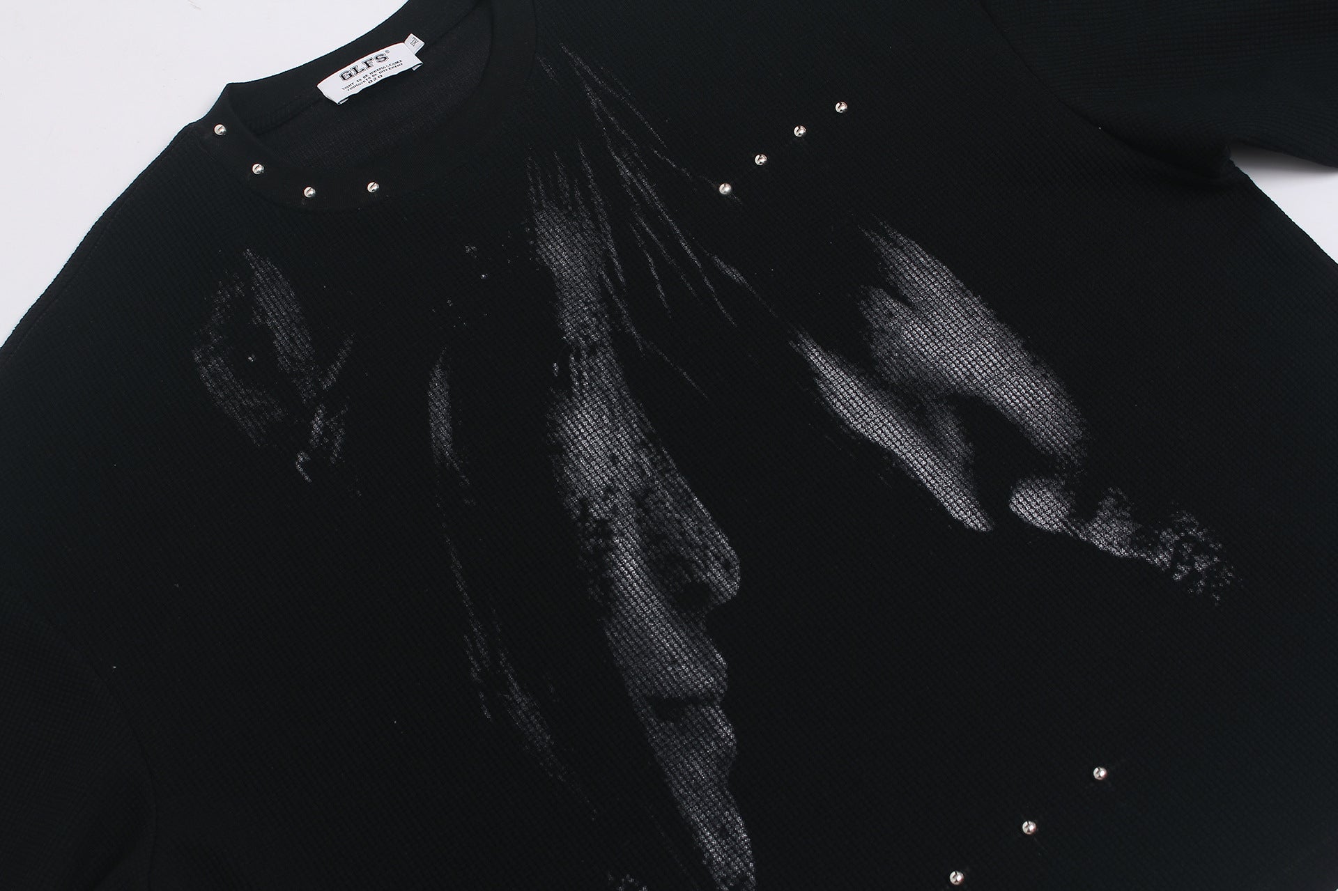 T-shirt graphique noir à manches longues avec détails cloutés et inscription