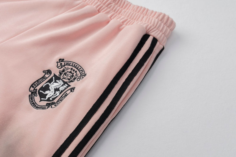 Pantalon de survêtement wide leg – Rose délavé avec bande latérale et écusson brodé