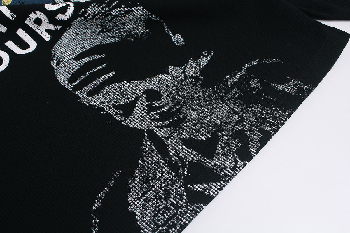 Schwarzes Longsleeve mit Graphic – Streetwear-Waffelshirt mit markantem Print