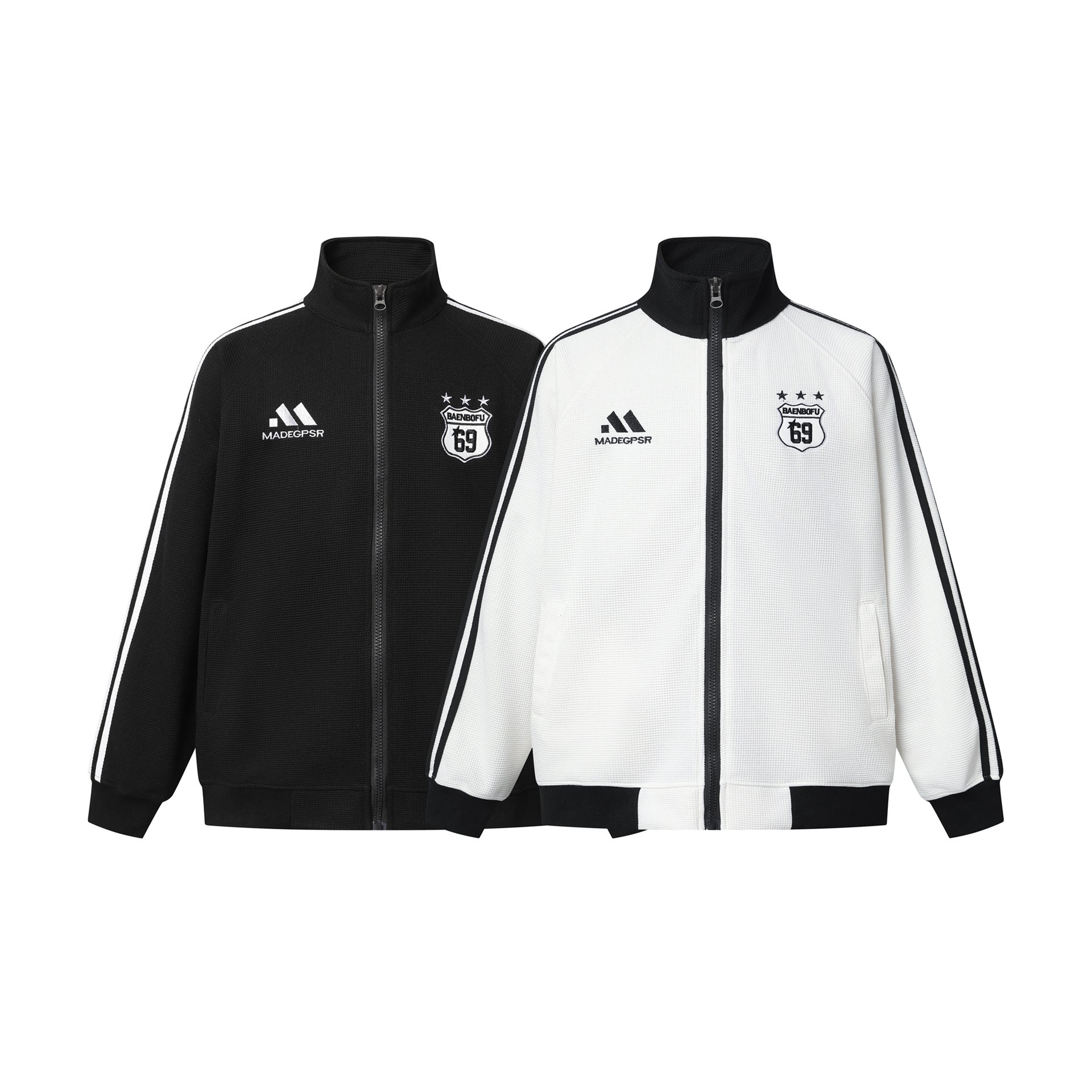 Retro-Fußball-Trainingsjacke und Trainingshose mit weitem Bein als Set in Schwarz und Weiß, mit gesticktem Badge und Detail mit drei Streifen