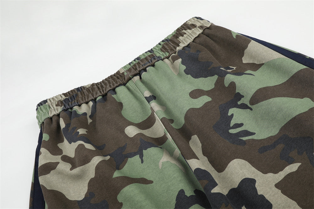 Pantalon de survêtement camouflage homme à jambes larges avec bandes latérales et écusson emblème