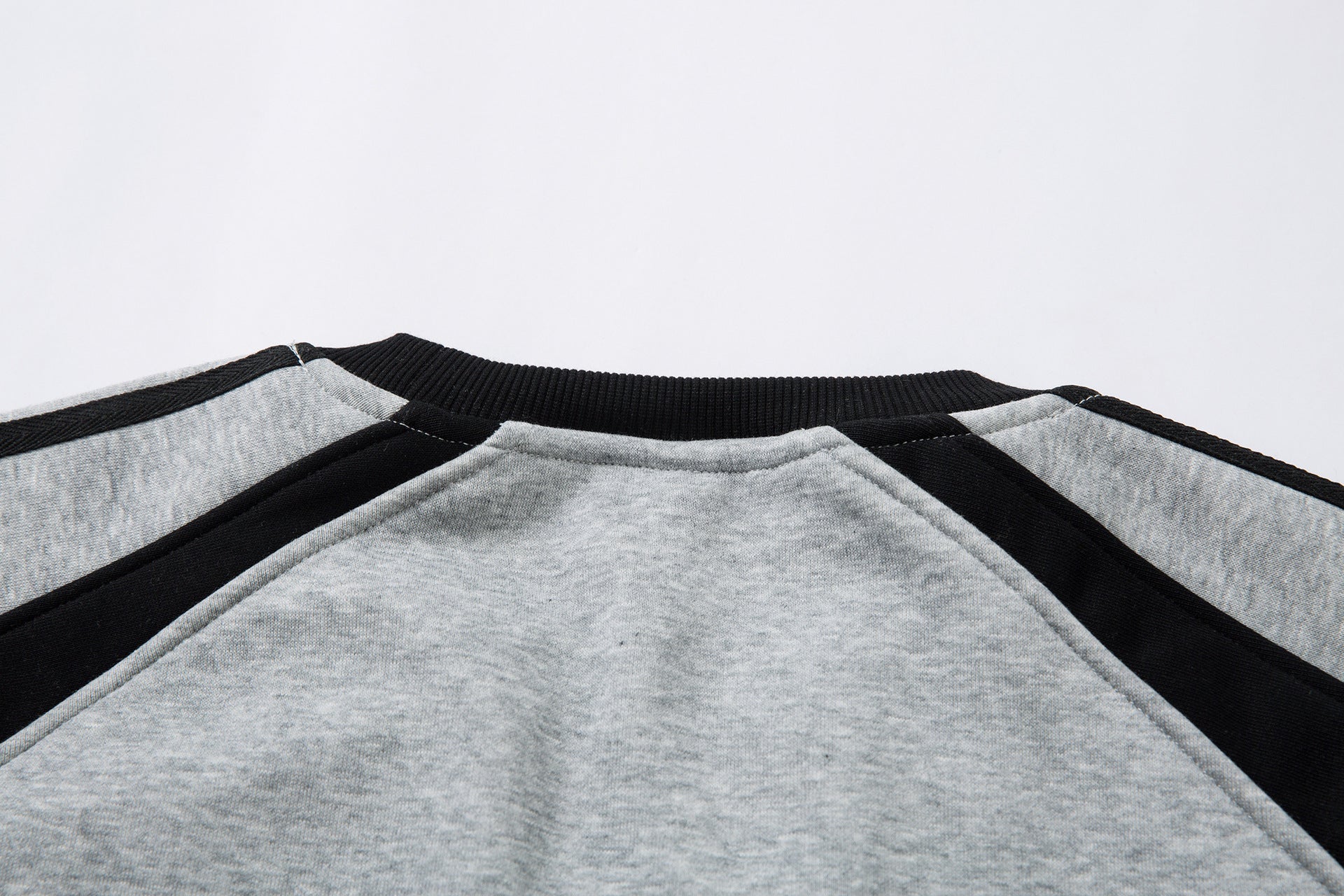 Sweat-shirt motif chat en smoking avec imprimé note de musique et manches raglan color block