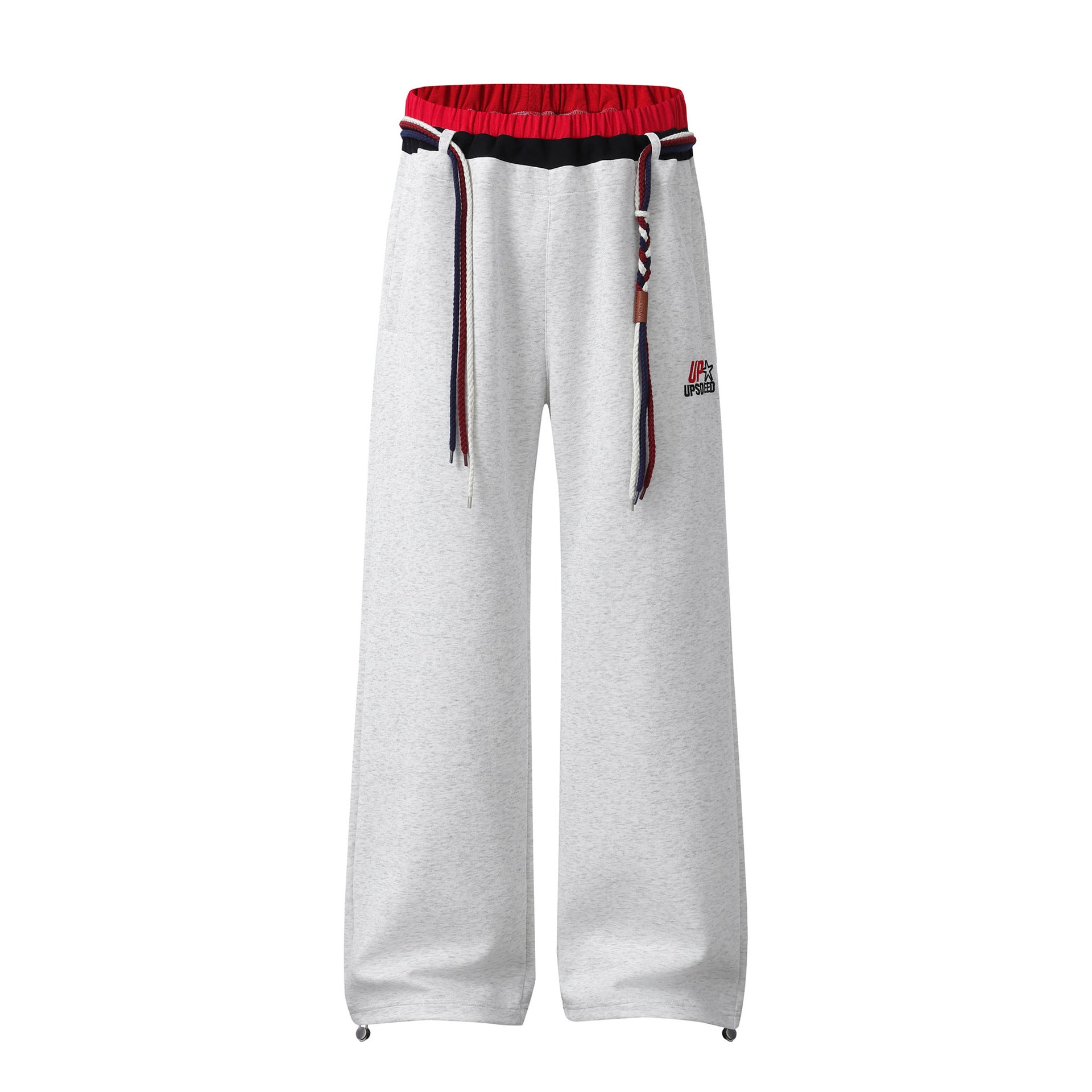 Pantalon de survêtement à jambes larges avec double ceinture rouge et noire, cordon tressé et œillets métalliques aux chevilles, présenté en gris chiné