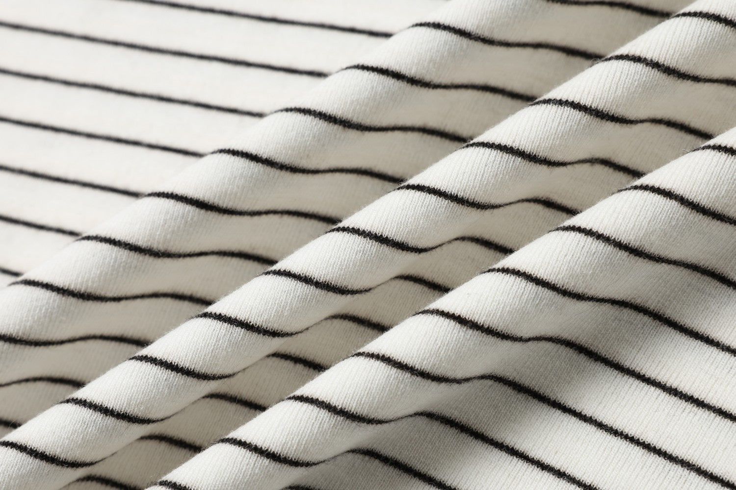 Polo de rayas con gráfico de letras de strass – Manga corta y cuello negro