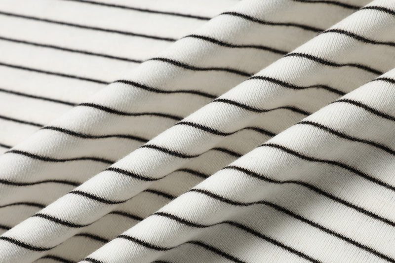 Polo de rayas con gráfico de letras de strass – Manga corta y cuello negro
