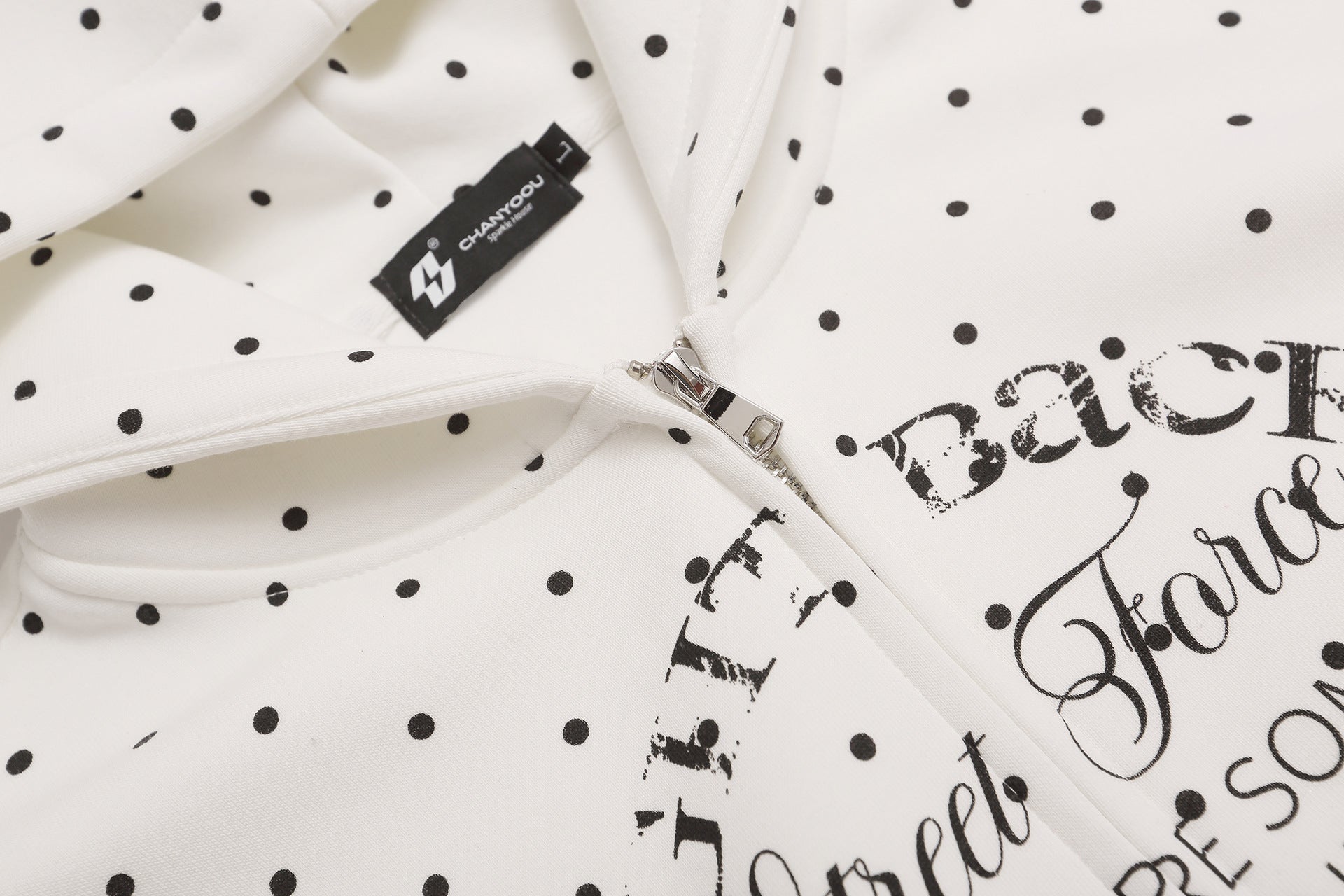 Punktierter Zip-Hoodie mit Street-Grafikprint und seitlichen Streifendetails