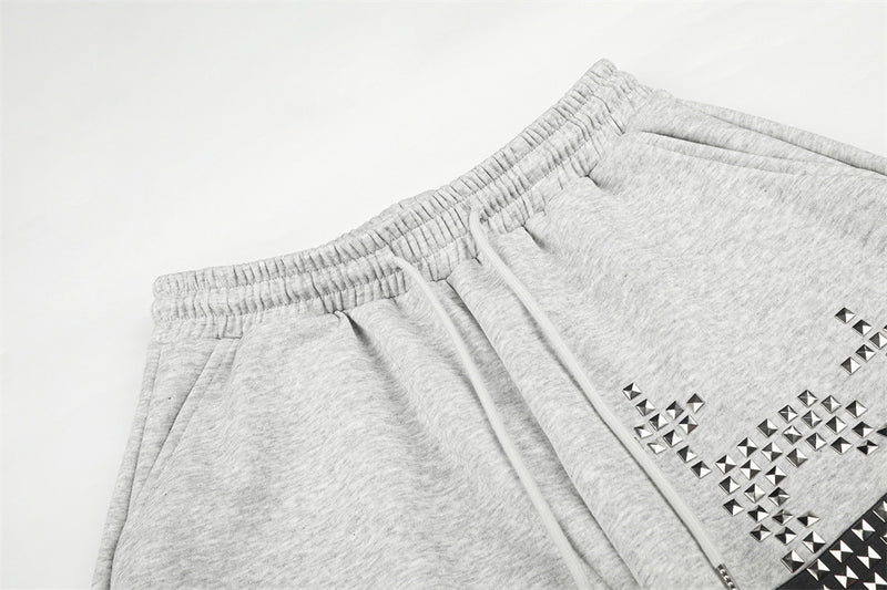 Pantalones de Chándal de Pierna Ancha con Bloques de Color y Detalles Gráficos de Tachuelas Plateadas
