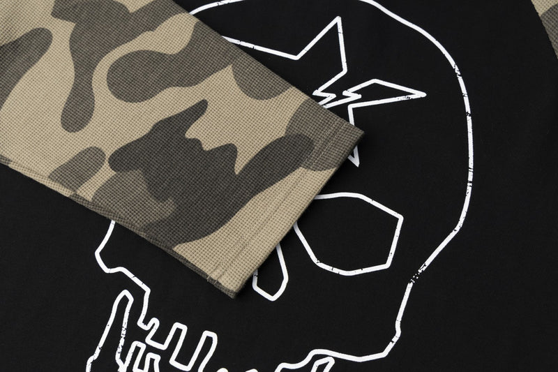 Camiseta raglán gótica de manga larga con camuflaje de calaveras — Camiseta streetwear de cuello redondo