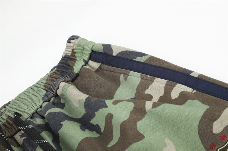 Pantalon de survêtement camouflage homme à jambes larges avec bandes latérales et écusson emblème