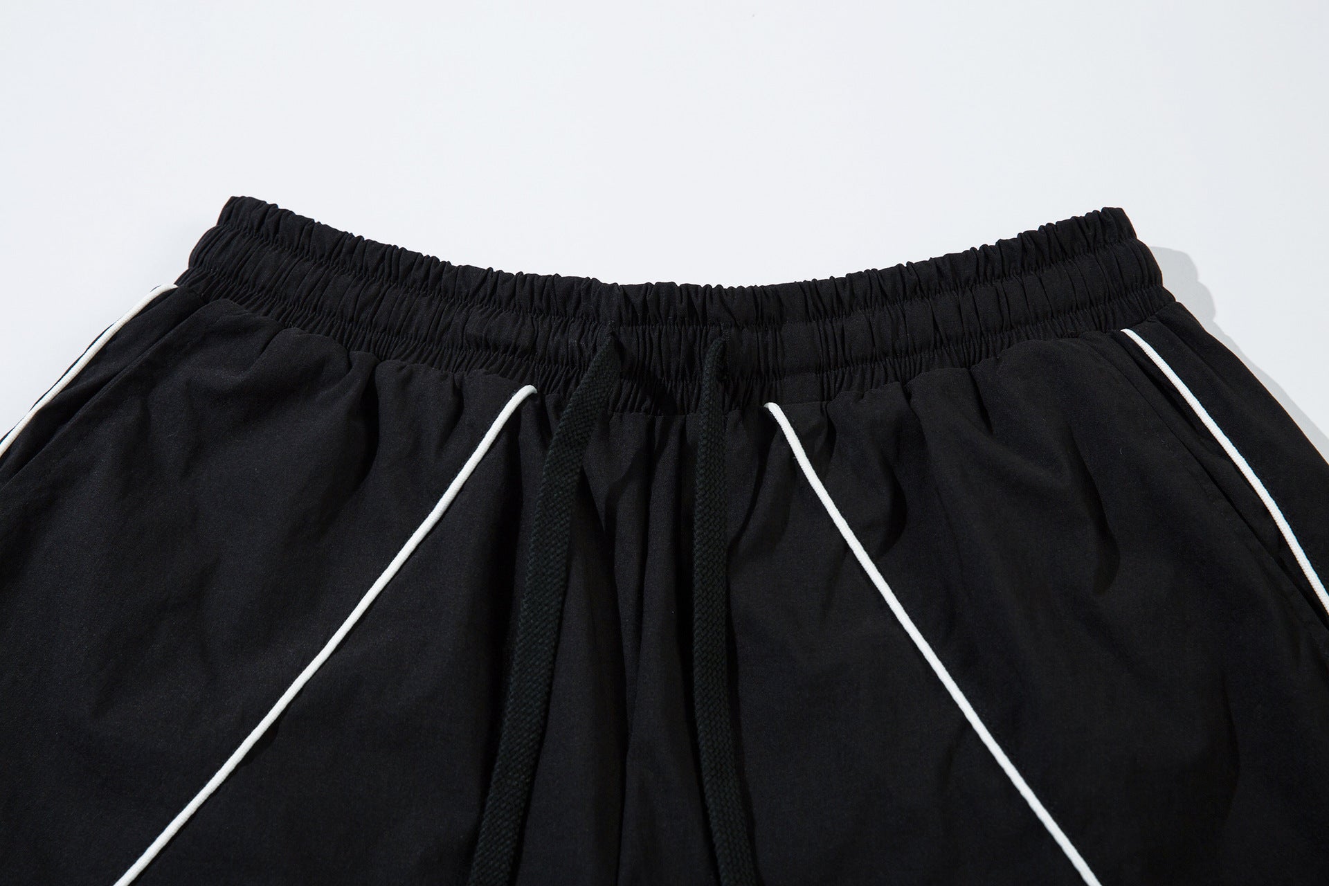 Herren-Trackpants mit kontrastierender Paspel und Colorblock-Seiteneinsätzen