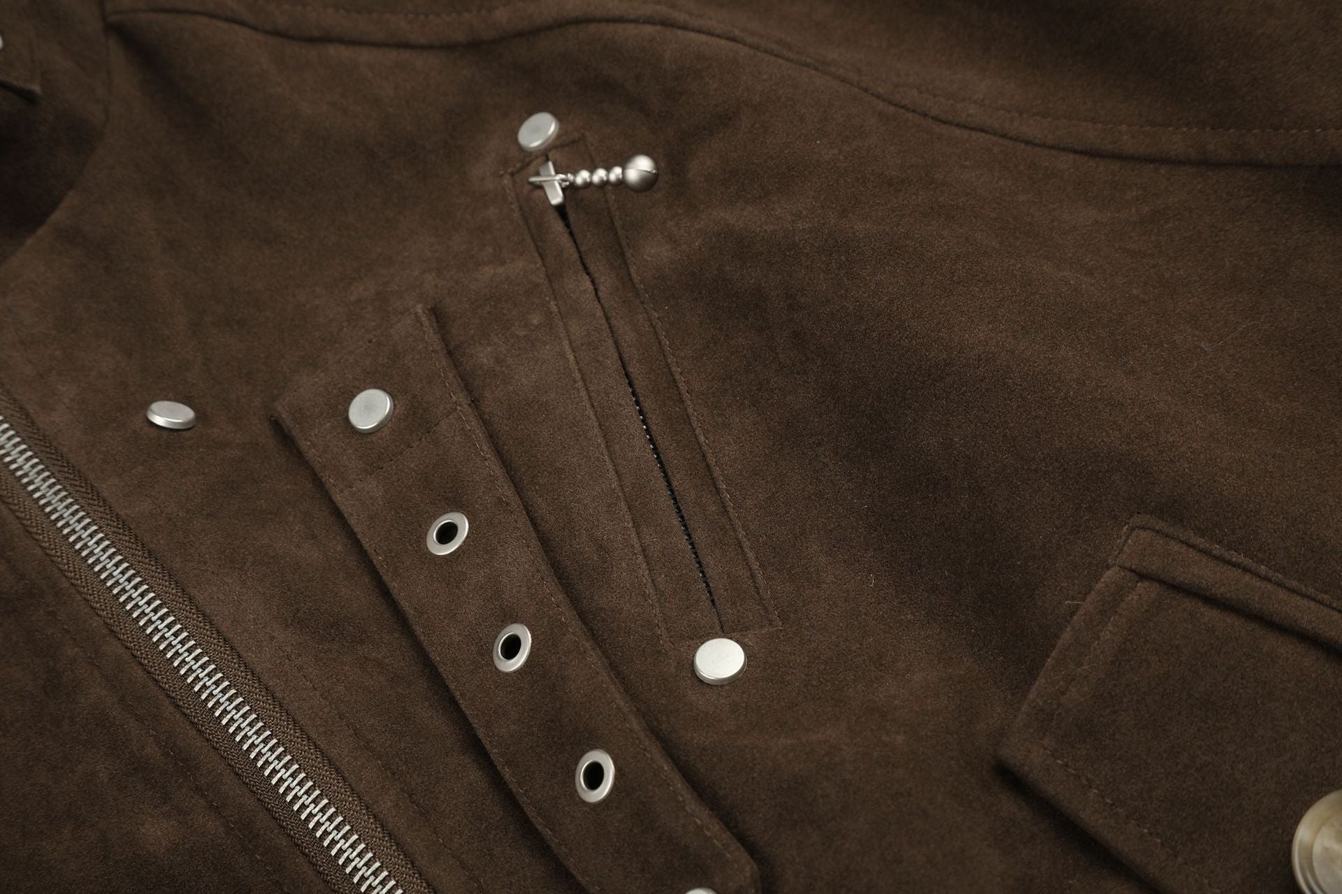 Blouson bomber court en suédine avec éléments métalliques – Style streetwear punk