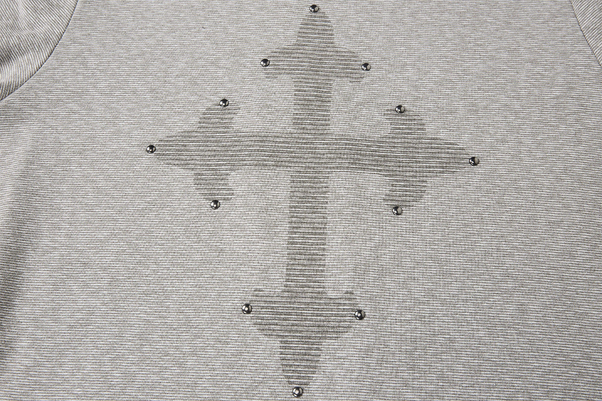 Polo manches longues avec écusson croix clouté – Haut streetwear vintage à ourlet brut