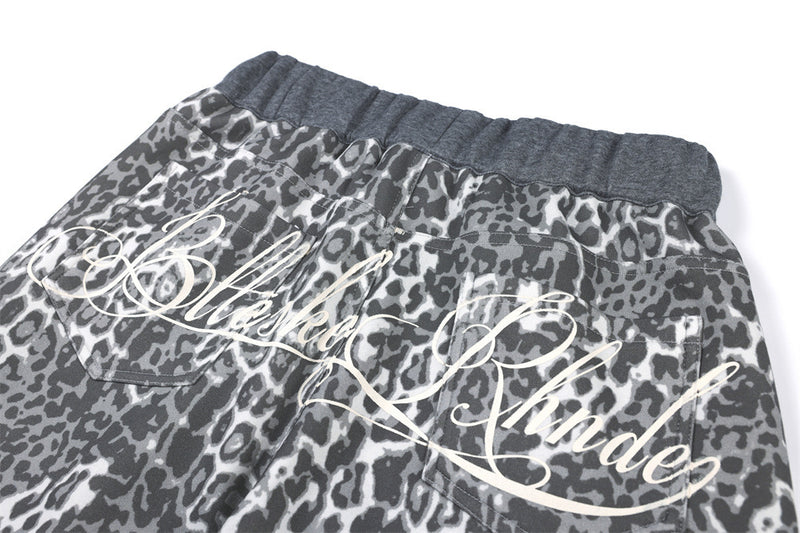 Pantalon de survêtement homme à jambes larges – Imprimé léopard gris avec broderie au dos