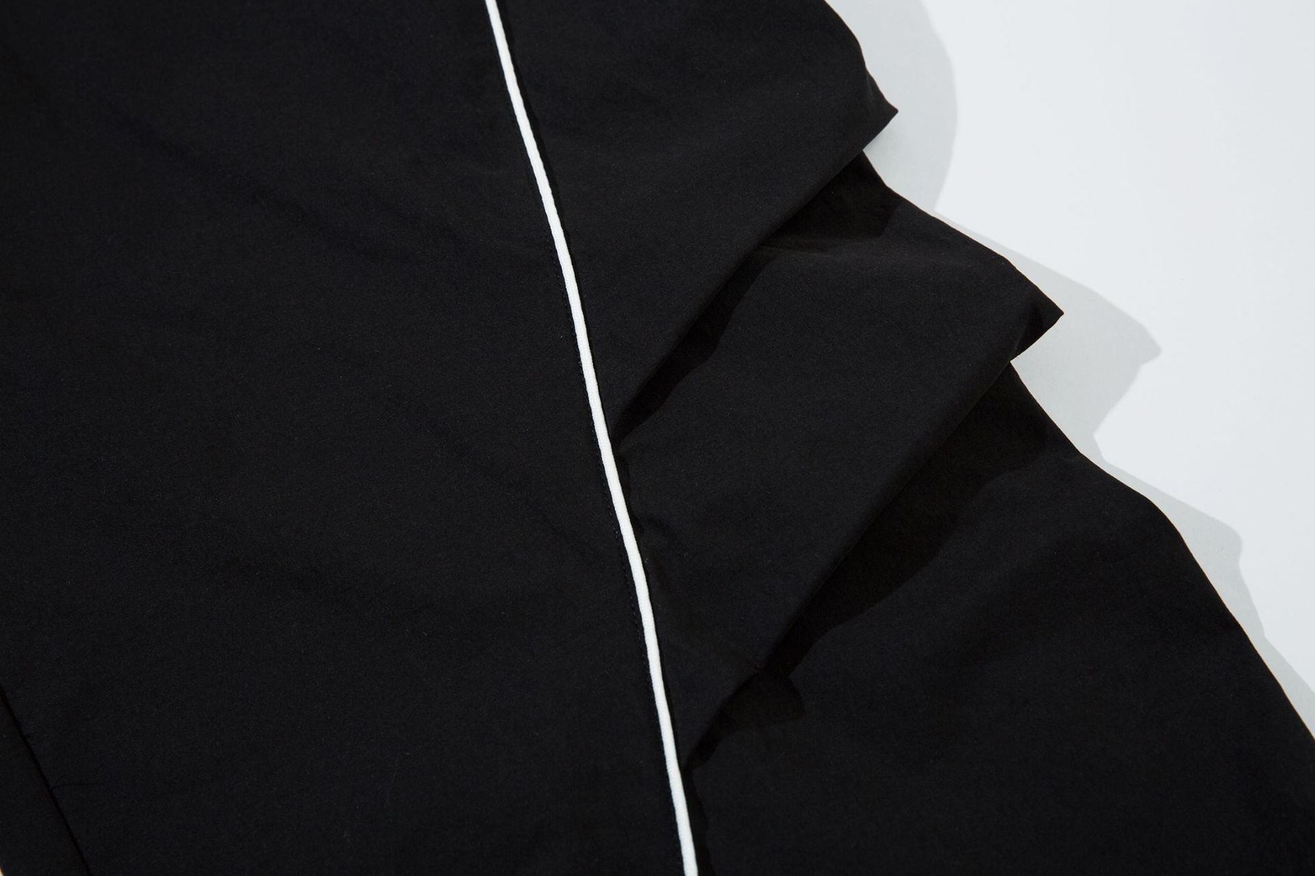 Herren-Trackpants mit kontrastierender Paspel und Colorblock-Seiteneinsätzen