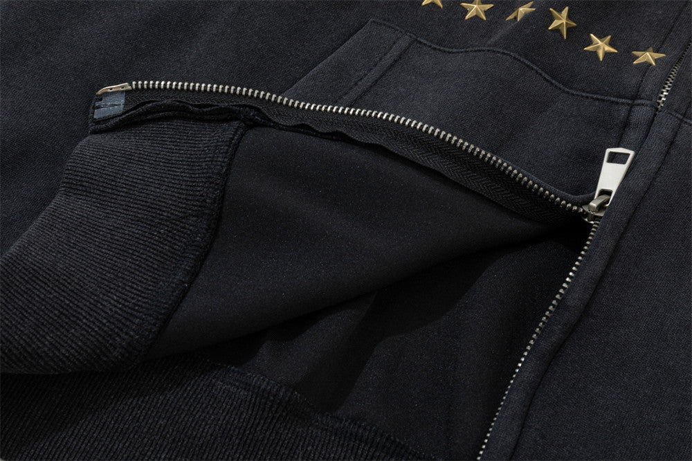 Sudadera con cremallera, capucha con ribete de pelo sintético y bordado de estrellas doradas — Streetwear para hombre