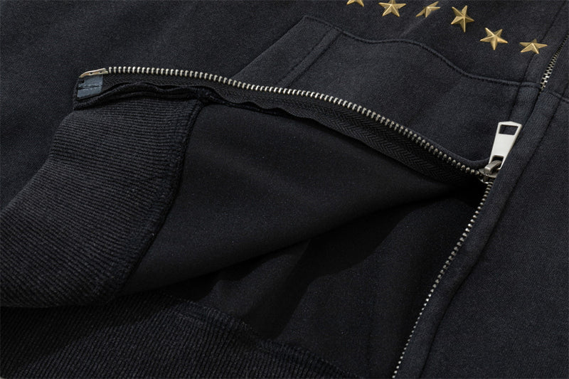 Sudadera con cremallera, capucha con ribete de pelo sintético y bordado de estrellas doradas — Streetwear para hombre