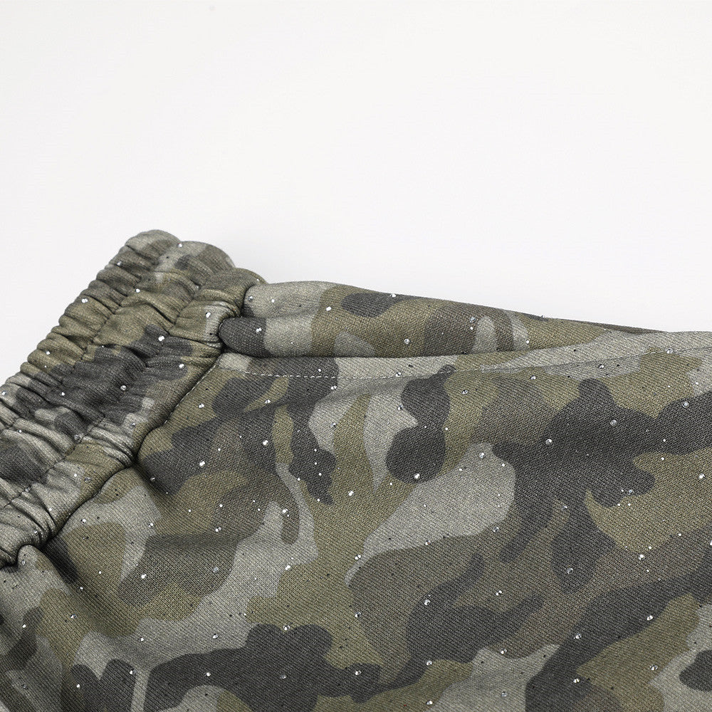 Herren-Jogginghose mit weitem Bein im Camouflage-Look und Strass-Details