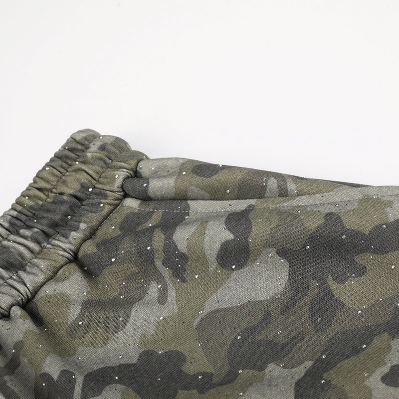 Herren-Jogginghose mit weitem Bein im Camouflage-Look und Strass-Details