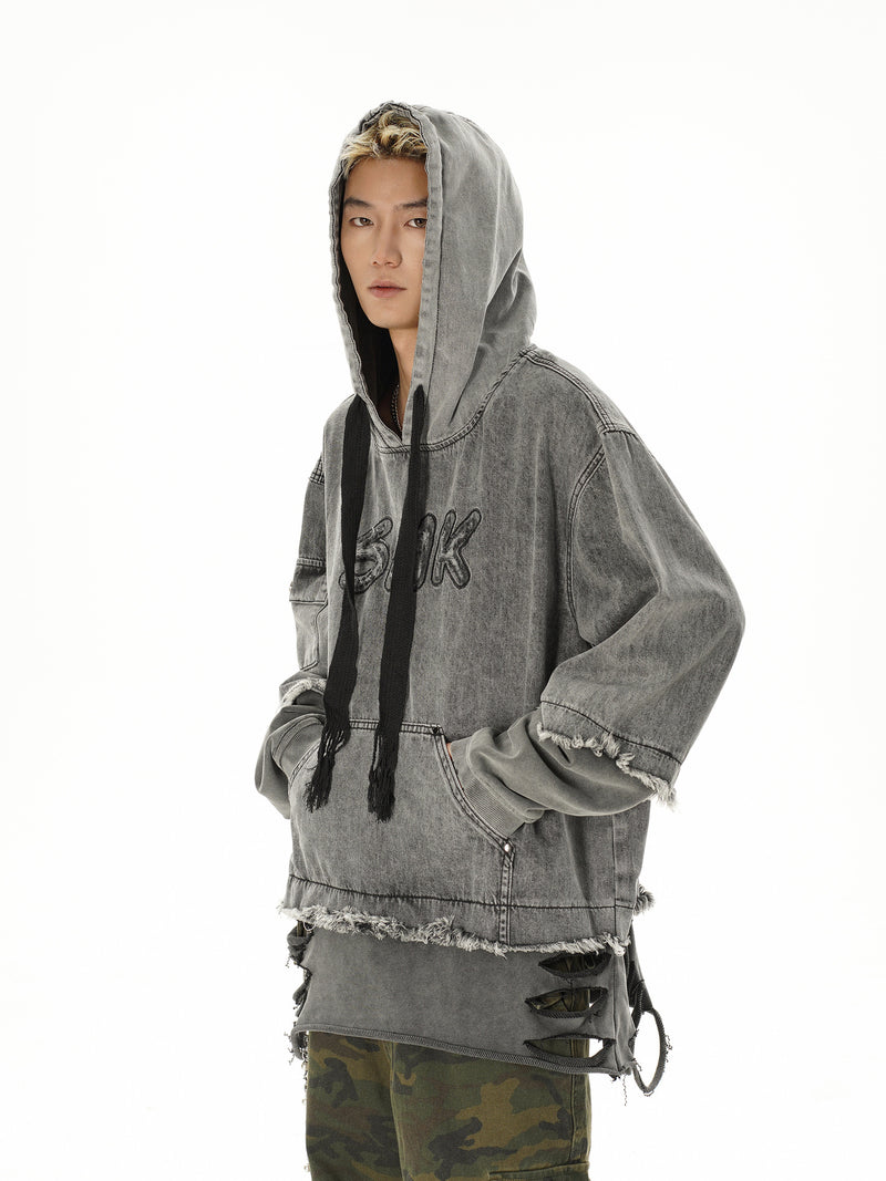 Sweat à capuche en denim délavé et déchiré – Broderie SMK, ourlet brut et détails usés
